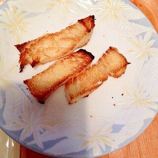 離乳食手づかみ☆初めてのトースト、粉チーズ乗せ。